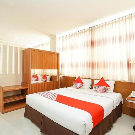 Oyo 235 Maumu Hotel & Lounge Surabaya Exterior foto