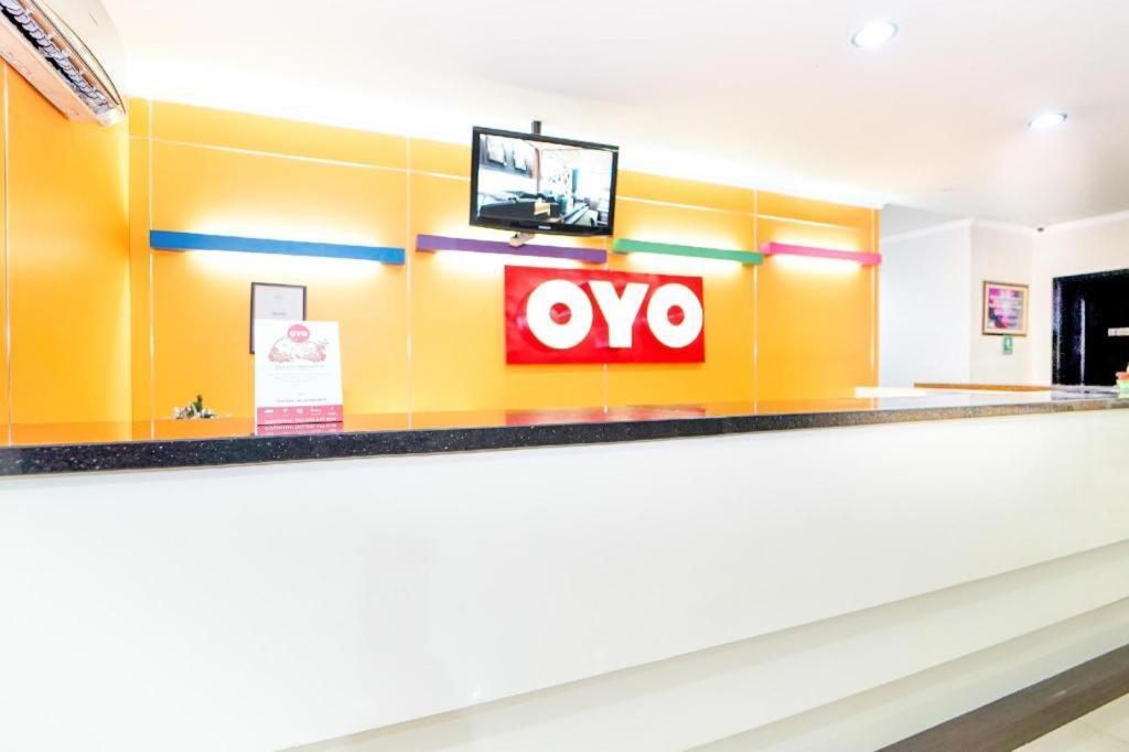 Oyo 235 Maumu Hotel & Lounge Surabaya Exterior foto