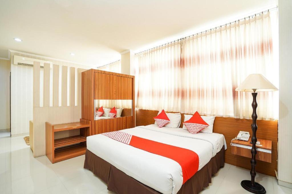 Oyo 235 Maumu Hotel & Lounge Surabaya Exterior foto