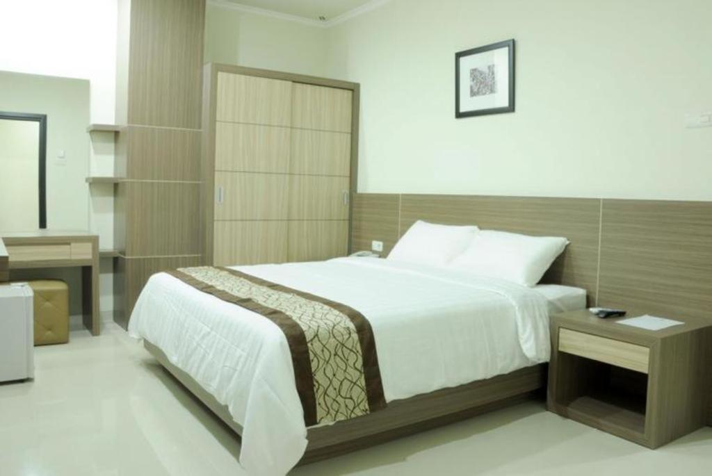 Oyo 235 Maumu Hotel & Lounge Surabaya Exterior foto
